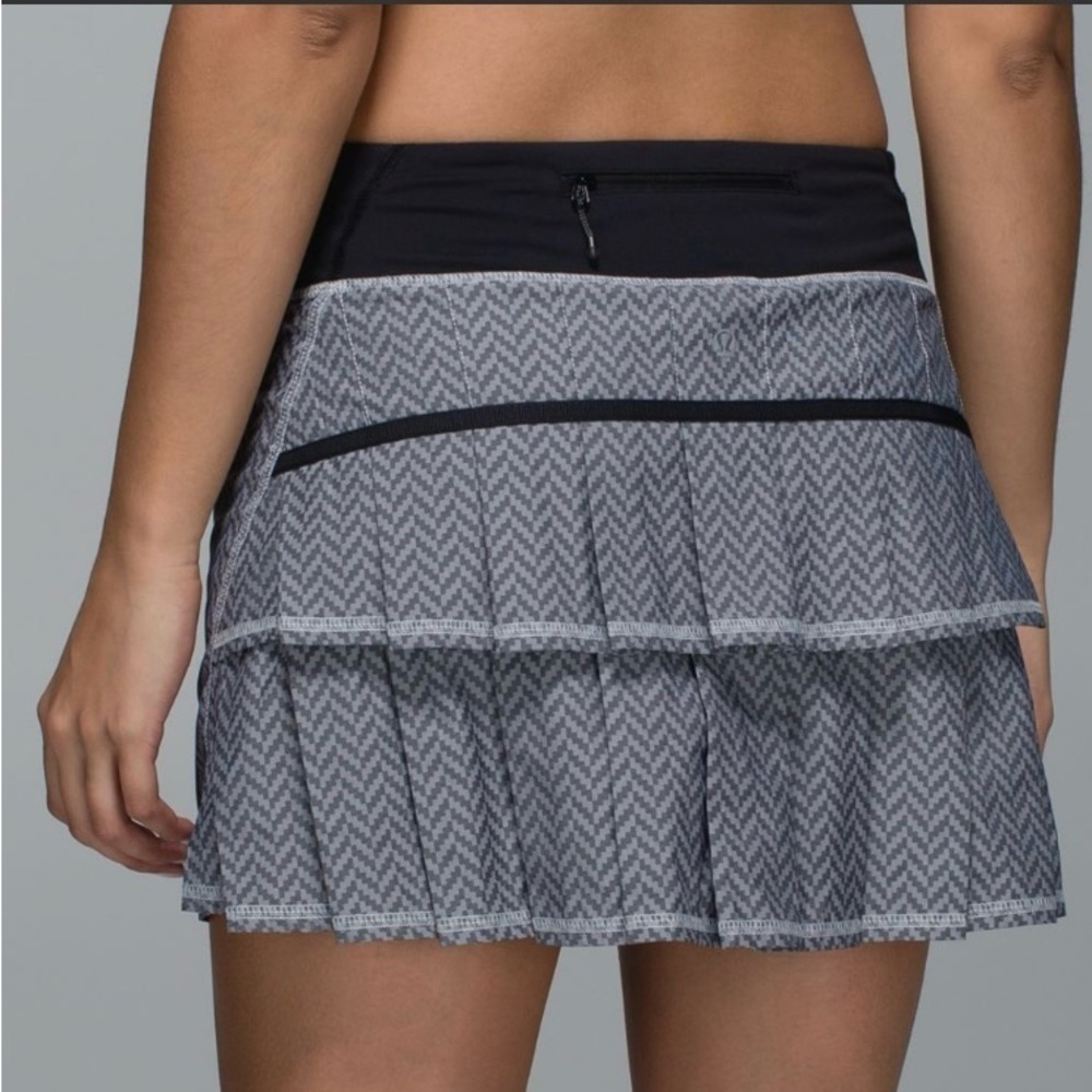 LULULEMON Pace Setter Elastic Waist Pull-on Skort. Size 4 - Picture 2 of 8